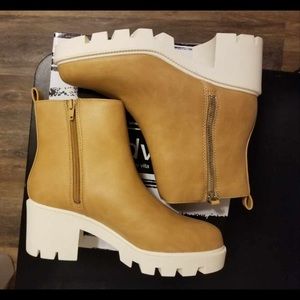 Dolce Vita camel brown ladies boots 8
Brand-new in the box💎🤩